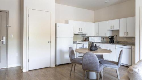 Overland Park Apartment | Landing - Modern Apartment with Amazing Amenities (ID9271X34)