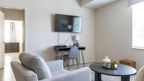 Overland Park Apartment | Landing - Modern Apartment with Amazing Amenities (ID9271X34)