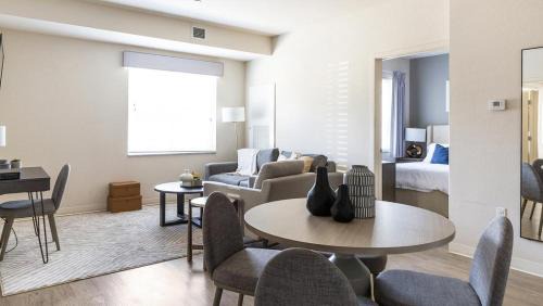 Overland Park Apartment | Landing - Modern Apartment with Amazing Amenities (ID9271X34)
