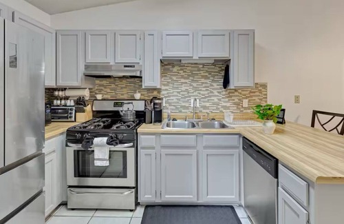 Northeast Pensacola Apartment | Landing pad - under 2 miles to airport, 2 br, Free parking, WiFi