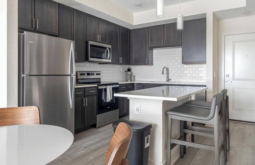 Palmetto Apartment | Landing | Spectacular 1BD, Pool, Gym