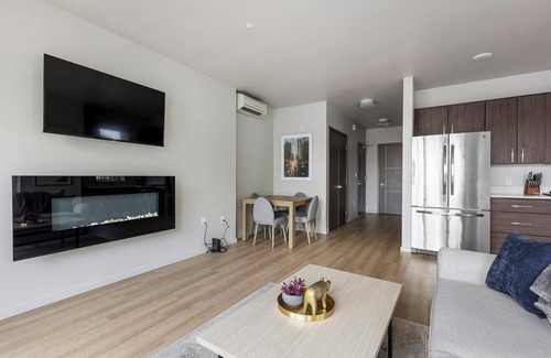 Hayden Island Apartment | Landing | Spectacular 1BD, Courtyard, Gym