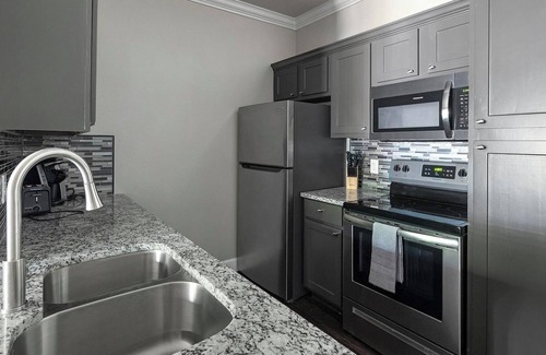 Richmond Apartment | Landing | Spectacular 1BD, Pool, Gym
