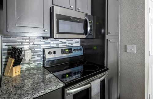 Richmond Apartment | Landing | Spectacular 1BD, Pool, Gym