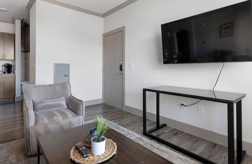 Manor Apartment | Landing | Spectacular 1BD, Gym, Pool