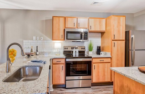 Eureka Apartment | Landing | Spectacular 2BD, Pool, Gym