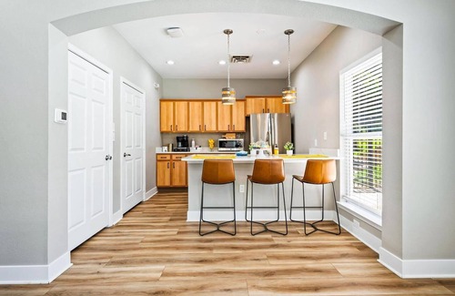 Eureka Apartment | Landing | Spectacular 2BD, Pool, Gym
