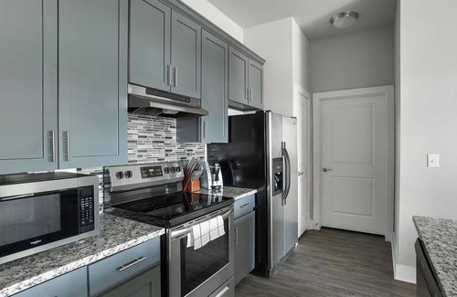 Nassau Bay Apartment | Landing | Spectacular 2BD, Gym, Pool