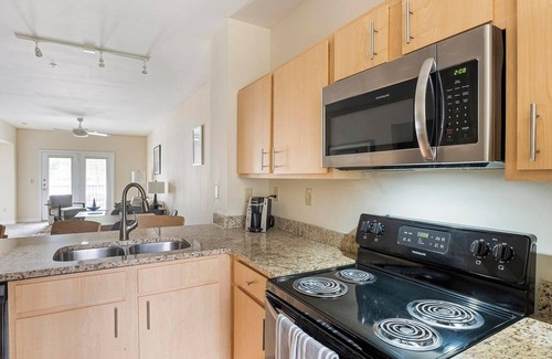 New Pathways Apartment | Landing | Spectacular 2BD, Gym, Pool