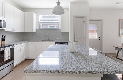 Tarrant County Apartment | Landing | Spectacular 2BD, Gym, Clubhouse