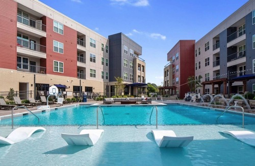 Chesterfield Apartment | Landing | Stunning 1BD, Gym, Pool