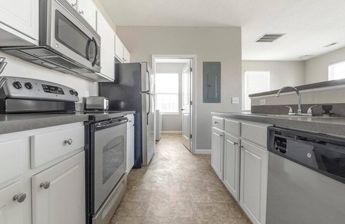 Canal Winchester Apartment | Landing | Stunning 1BD, Clubhouse, Gym