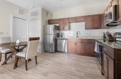 Lockhart Apartment | Landing | Stunning 1BD, Gym, Clubhouse