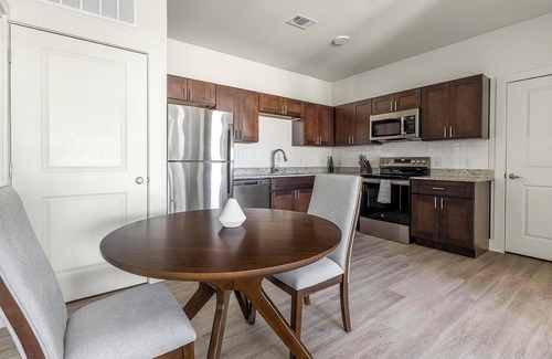 Lockhart Apartment | Landing | Stunning 1BD, Gym, Clubhouse