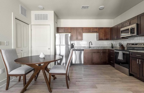 Lockhart Apartment | Landing | Stunning 1BD, Gym, Clubhouse