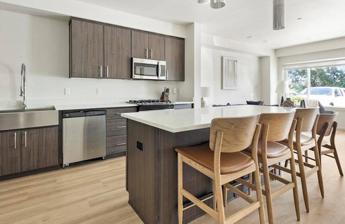 Hayden Island Apartment | Landing | Stunning 1BD, Gym, Pool