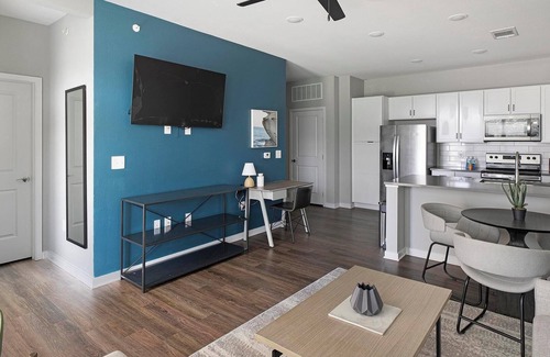 Madison Apartment | Landing | Stunning 1BD, Gym, Pool