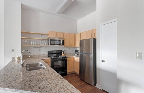 New Pathways Apartment | Landing | Stunning 1BD, Gym, Pool