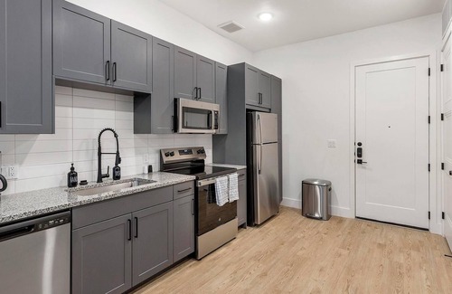 Denton Apartment | Landing | Stunning 1BD, Gym