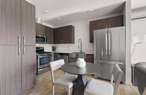 Hayden Island Apartment | Landing | Stunning 1BD, Pool, Clubhouse