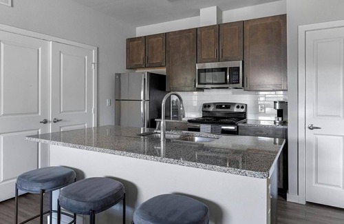 Dallas Apartment | Landing | Stunning 1BD, Pool, Gym