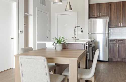 Seguin Apartment | Landing | Stunning 1BD, Pool, Gym