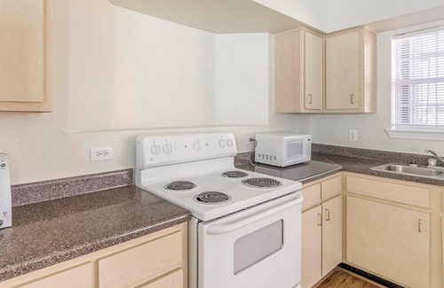 Southbelt/Ellington Apartment | Landing | Stunning 2BD, Clubhouse, Game Room