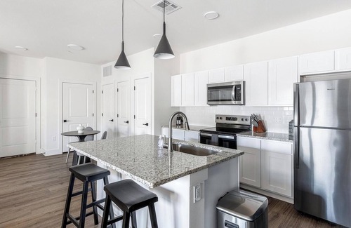 Venus Apartment | Landing | Stunning 2BD, Clubhouse, Gym
