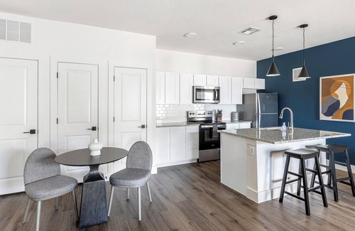 Venus Apartment | Landing | Stunning 2BD, Clubhouse, Gym