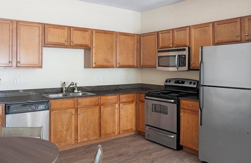 Sweetbriar Apartment | Landing | Stunning 2BD, Gym, Pool