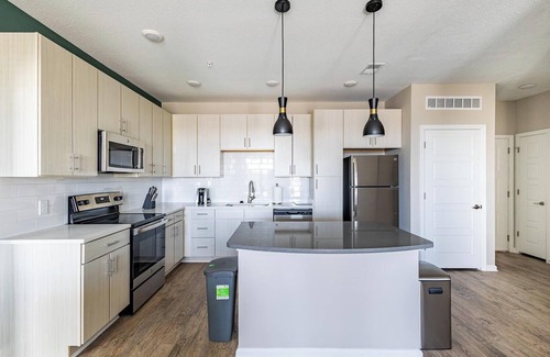 Kenton Apartment | Landing | Stunning 2BD, Pool, Clubhouse