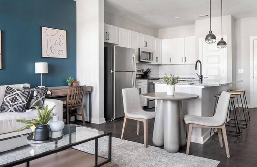 Mableton Apartment | Landing | Stunning 2BD, Pool, Gym