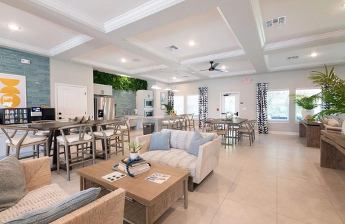 Newberry Apartment | Landing | Stunning 2BD, Pool, Gym