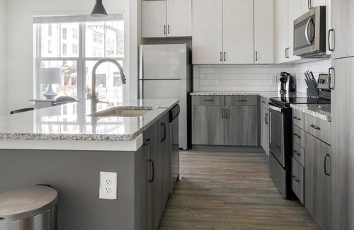 Mableton Apartment | Landing | Stunning 2BD, Pool, Gym