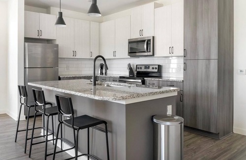 Mableton Apartment | Landing | Stunning 2BD, Pool, Gym