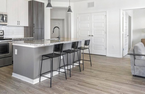 Mableton Apartment | Landing | Stunning 2BD, Pool, Gym