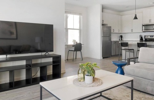 Mableton Apartment | Landing | Stunning 2BD, Pool, Gym