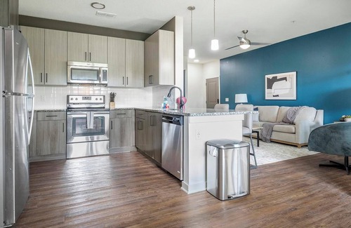 Tropic Apartment | Landing | Stunning 2BD, Pool, Courtyard