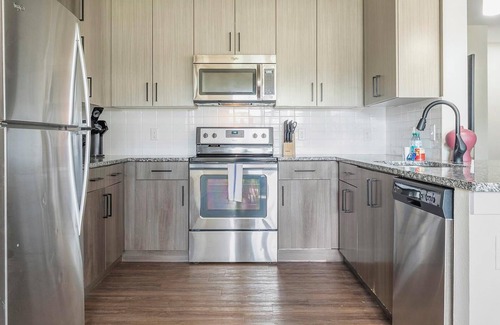 Tropic Apartment | Landing | Stunning 2BD, Pool, Courtyard