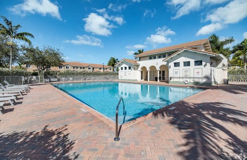 Homestead Apartment | Landing | Stunning 3BD, Pool