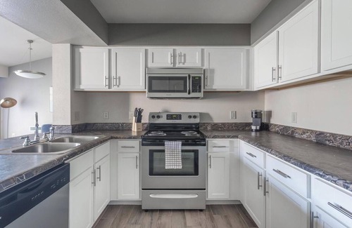 Broken Arrow Apartment | Landing | Stylish 1BD, Courtyard, Pool