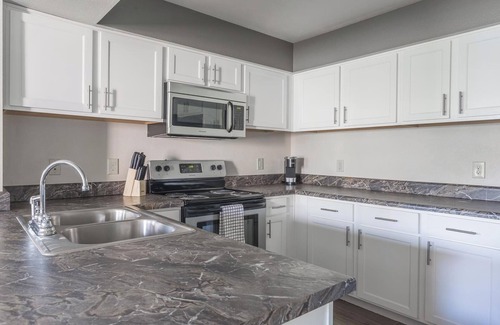 Broken Arrow Apartment | Landing | Stylish 1BD, Courtyard, Pool