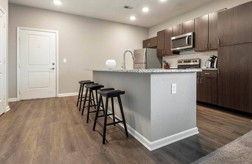 Chesterfield Apartment | Landing | Stylish 1BD, Courtyard, Gym