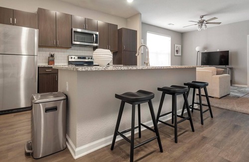Chesterfield Apartment | Landing | Stylish 1BD, Courtyard, Gym