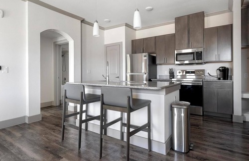 Manor Apartment | Landing | Stylish 1BD, Clubhouse, Courtyard