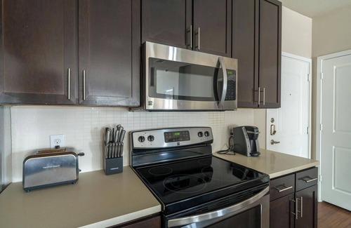 Katy Apartment | Landing | Stylish 1BD, Courtyard, Gym