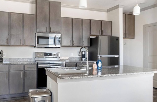 Manor Apartment | Landing | Stylish 1BD, Pool, Gym