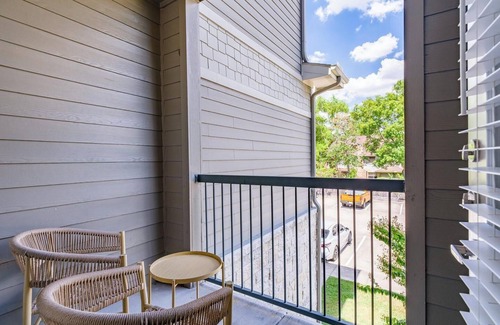 Spring Apartment | Landing | Stylish 1BD, Pool, Gym