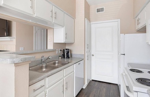 Fort Worth Apartment | Landing | Stylish 1BD, Pool, Rooftop Lounge