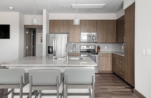 Memorial Apartment | Landing | Stylish 2BD, Gym